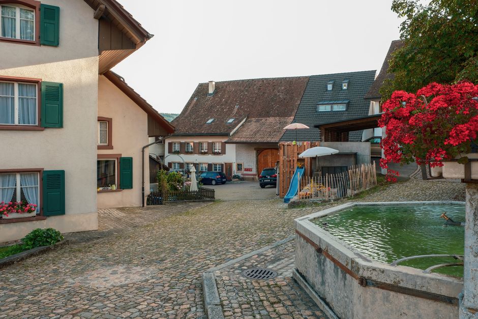 The Quiet Power of Small-Town Settings in Cozy Mysteries